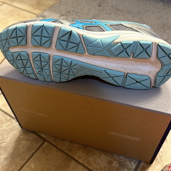 Women’s ASICS - Picture 2 of 3